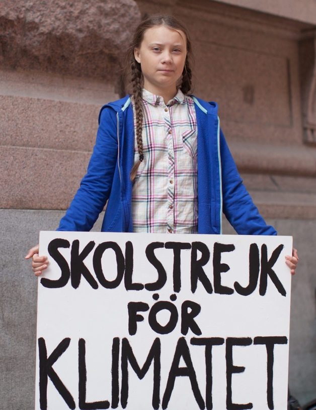 Greta com o cartaz da campanha mundial de greve climática.
